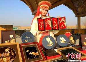 博湖民族传统手工艺品向各地游客展示 指尖技艺